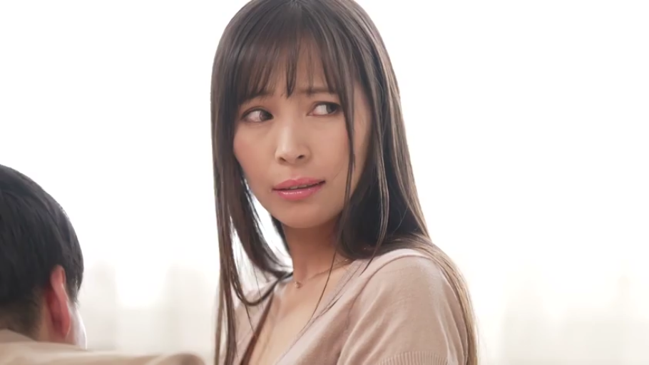 室内 · 脸部特写 · 好奇 · 注视 · 半身像 · 侧头 · 棕色V领上衣