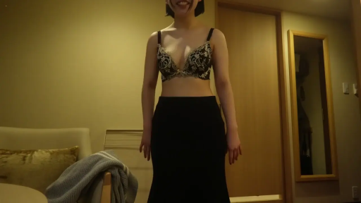 卧室 · 展示 · 躯干 · 站姿 · 微笑 · 花纹文胸 · 穿衣镜 · 居家诱惑