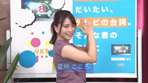 微笑 · 半身 · 演播室 · 拍照 · 背景板 · 紫色无袖上衣 · 侧身手势 · 电视台主题