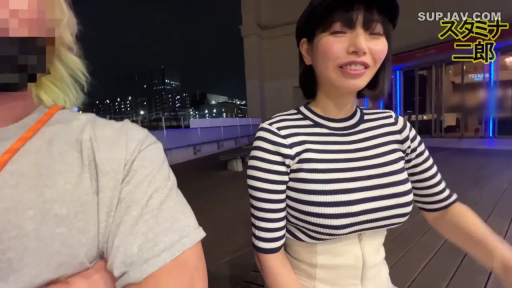 会話 · 巨乳 · 中景 · 站姿 · 微笑 · 条纹衫 · 屋外