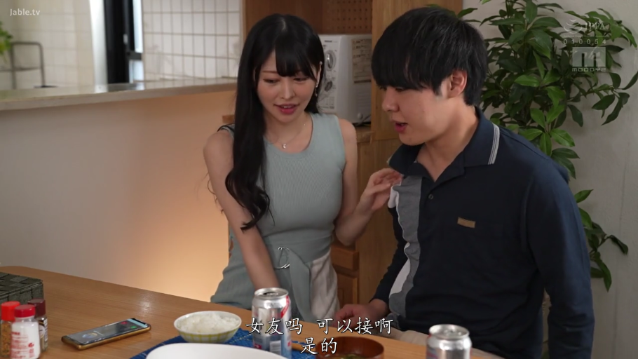 坐姿 · 半身特写 · 中文字幕 · 室内餐厅 · 自然微笑 · 交流互动 · 灰色无袖连衣裙 · 餐具及饮料