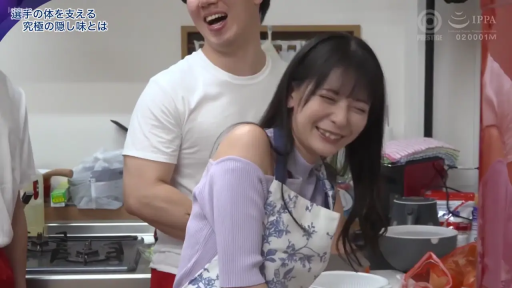 面部特写 · 厨房 · 开心 · 淡紫色露肩上衣