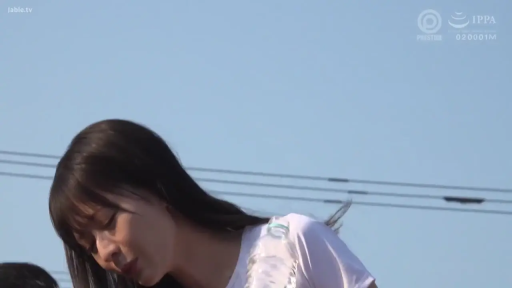 俯身 · 户外 · 平淡 · 水印 · 头部 · 白色T恤 · 水瓶 · 喝水