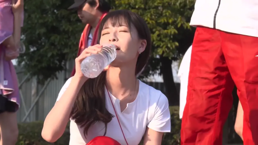 坐姿 · 红色运动裤 · 上半身 · 户外 · 矿泉水瓶 · 喝水 · 运动风格 · 闭眼惬意