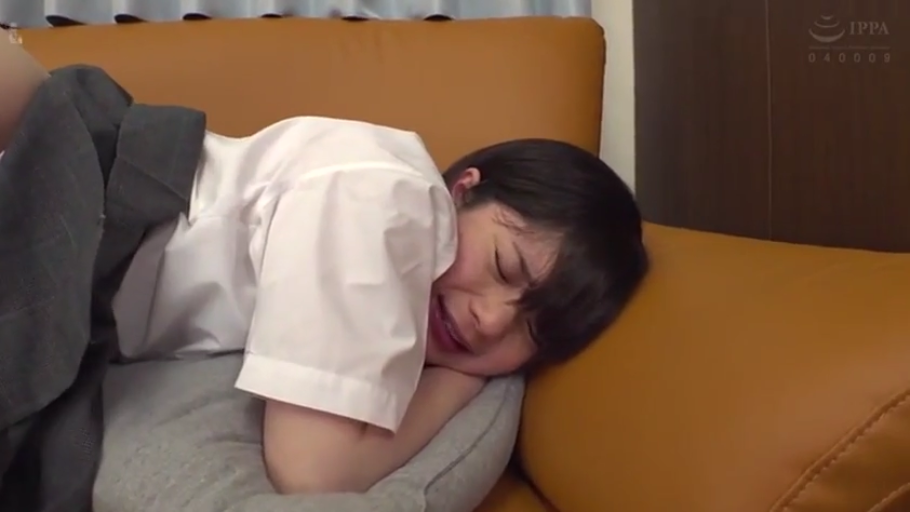 室内 · 校服 · 枕头 · 上半身 · 趴卧 · 痛苦 · 哭泣