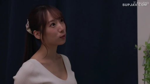 室内 · 单人 · 自然 · 白色上衣 · 注视 · 发饰 · 侧头 · 头肩