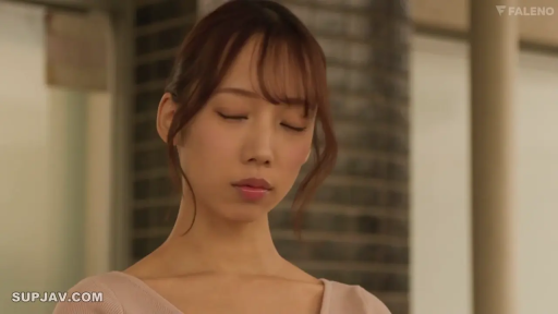 室内 · 站立 · 顔のクローズアップ · 闭目休息 · 粉色针织上衣 · 平静略带忧郁 · FALENO标识