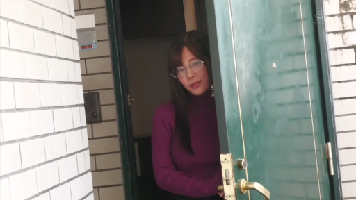 眼镜 · 站立 · 中景 · 开门 · 自然 · 长发 · 住宅门口 · 紫色高领毛衣