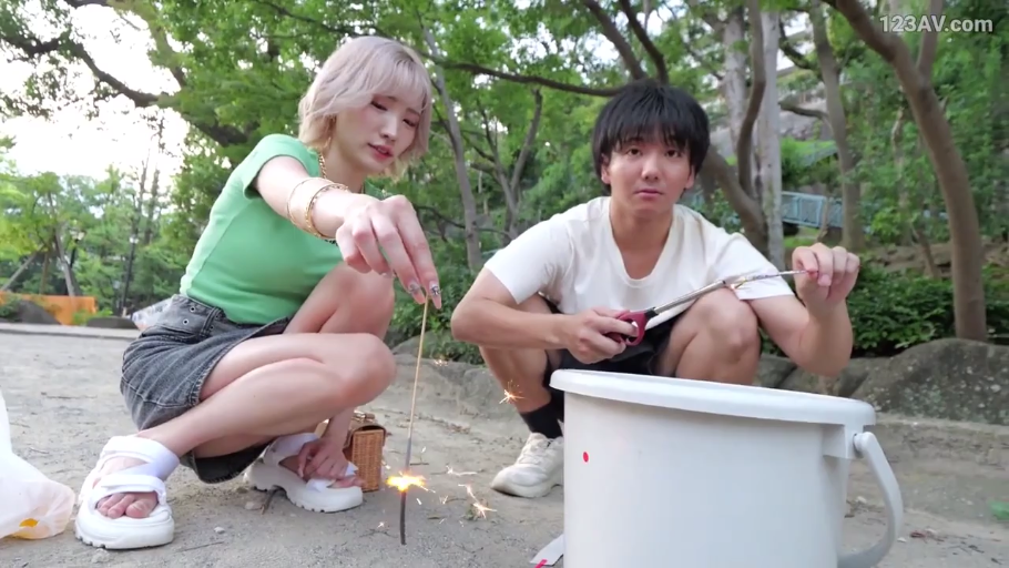 全身 · 专注 · 蹲姿 · 休闲服 · 户外公园 · 烟花 · 玩烟火