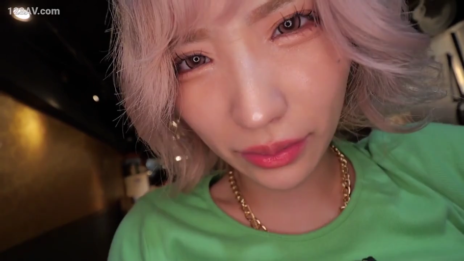 俯身 · 脸部特写 · 诱惑 · 凝视 · 室内酒吧 · 绿色T恤 · 金项链 · 粉色短发