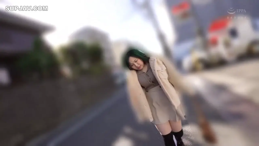 全身 · 低头 · 手提包 · 行走 · 户外 · 下楼 · 毛呢大衣 · 绿发