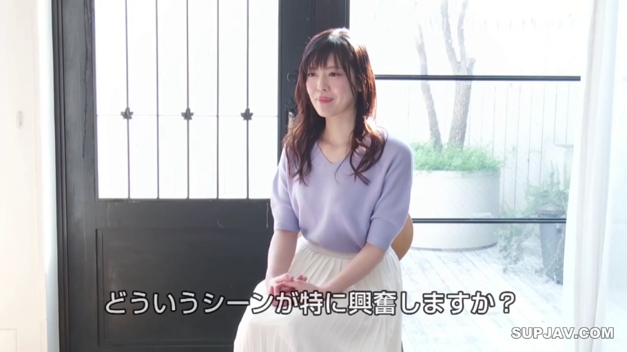 室内 · 座り姿勢 · 微笑 · 半身 · 椅子 · 访谈 · 日文字幕 · 紫色上衣与白色长裙