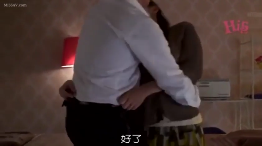 室内 · 中景 · 白衬衫 · 站立拥抱