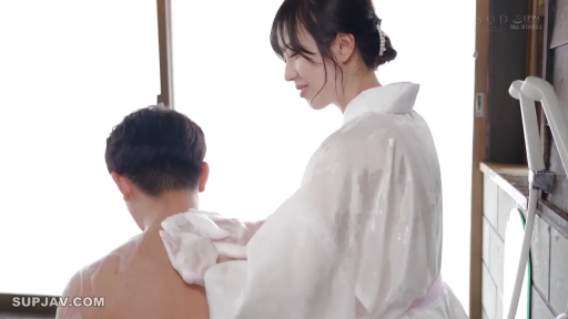 浴室 · 站姿 · 微笑 · 毛巾 · 背部 · 和服 · 擦背