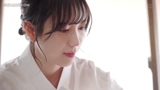 室內 · 低頭 · 白色上衣 · 特寫 · 凝视 · 柔光 · 恬静