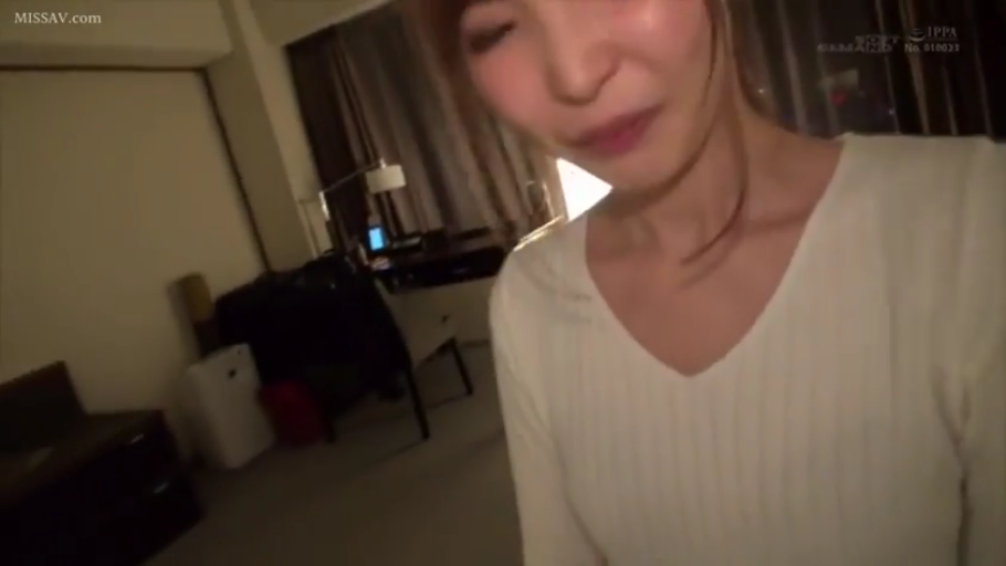 顔部のクローズアップ · 站立 · ホテルルーム · 白色长袖针织衫