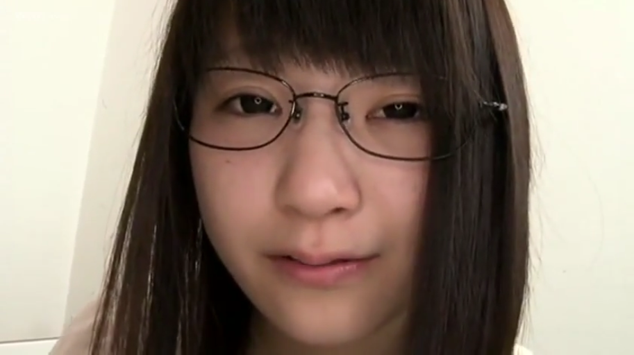 室内 · 眼镜 · 脸部特写 · 迷离 · 注视 · 浅色上衣 · 黑长直齐刘海 · 正面对镜头