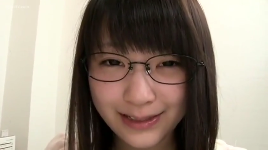 室内 · メガネ · 顔部のクローズアップ · 微笑 · 白い上着 · 注视镜头 · 正面坐姿 · 黑长直