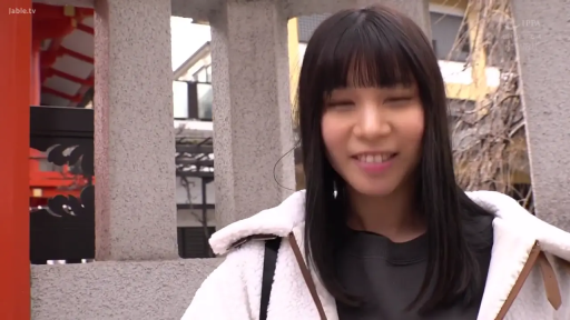 面部 · 站立 · 微笑 · 室外 · 长发 · 白色外套 · 开朗