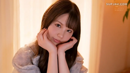 室内 · 微笑 · 面部特写 · 注视镜头 · 长发 · 托腮 · 浅色碎花上衣