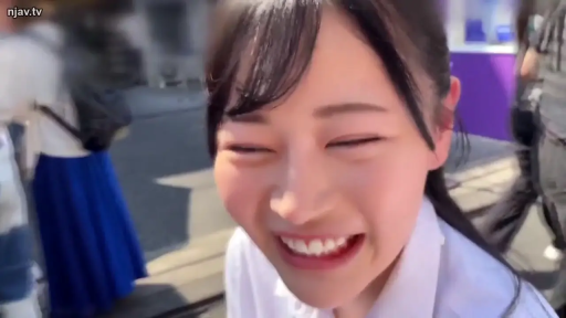 面部 · 站立 · 衬衫 · 户外 · 大笑 · 灿烂 · 阳光