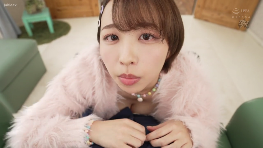 脸部特写 · 俯视视角 · 凝视镜头 · 居家室内 · 嘟嘴 · Jable.tv水印 · 粉色毛绒大衣 · 彩色项链