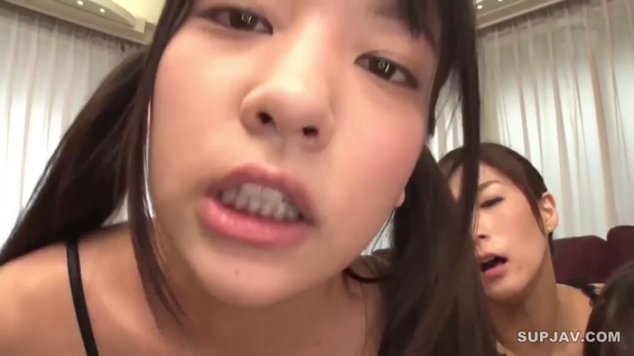 室内 · 脸部特写 · 张口 · 注视镜头 · 双马尾 · 前倾 · 黑色吊带衫