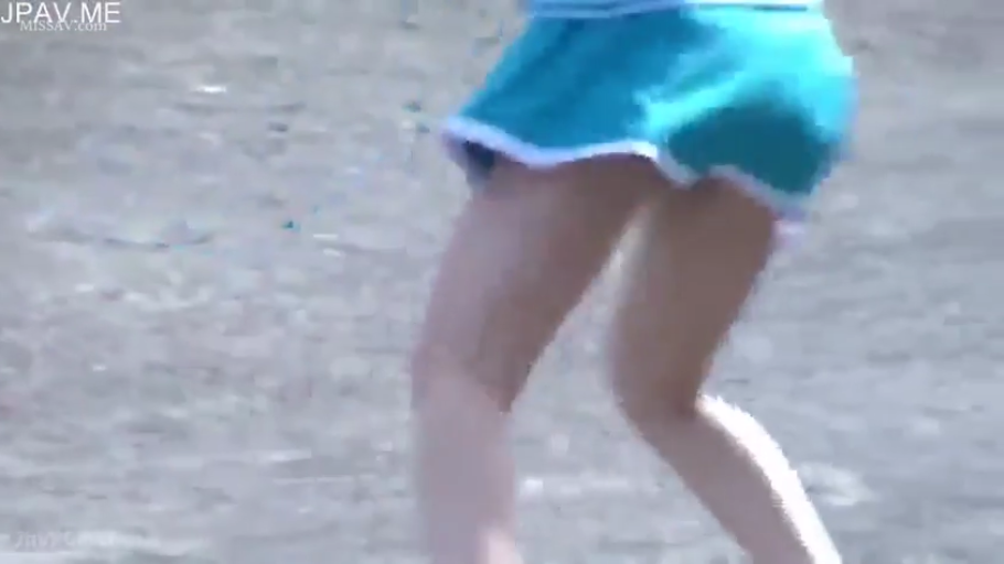 户外 · 腿部特写 · 走动 · 街拍 · 蓝色短裙 · 動態姿勢