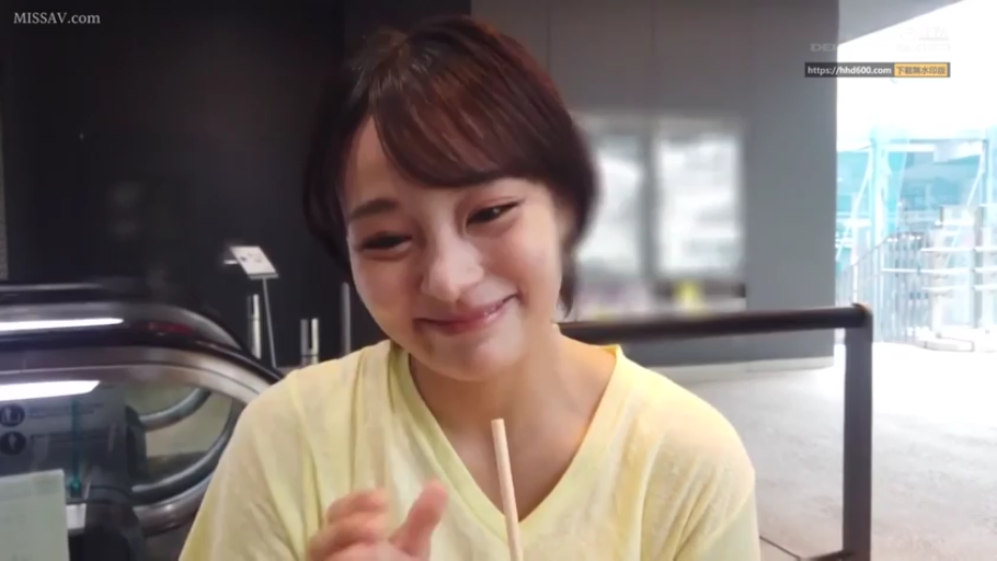 坐姿 · 微笑 · 近景 · 黄色T恤 · 商场 · 吸管 · 拿吸管 · 自动扶梯背景