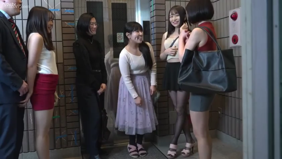 交谈 · 站立 · 西装 · 全景 · 微笑 · 走廊 · 多人 · 包包