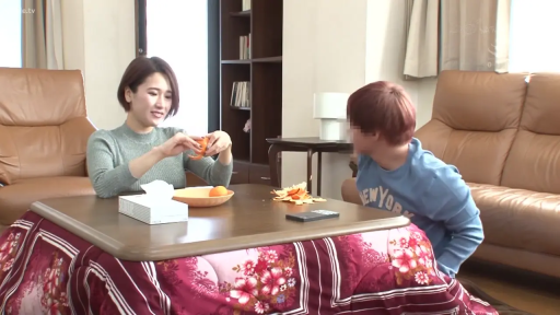 坐姿 · 中景 · 微笑 · 客厅 · 针织衫 · 日常 · 被炉 · 剥橘子