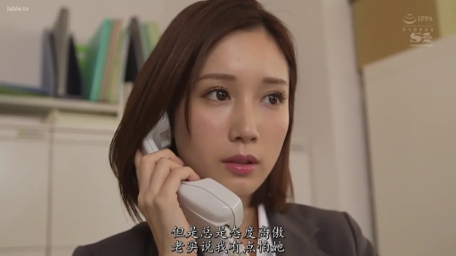 专注 · 白衬衫 · 办公室 · 面部特写 · 职场女性 · 电话 · 通话 · 持电话