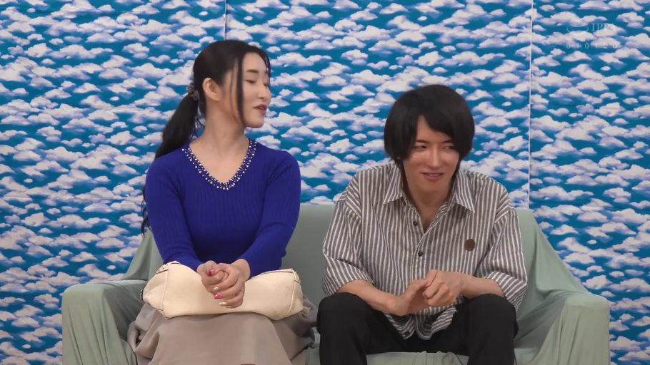 座り姿勢 · ハンドバッグ · 微笑 · 室内演播室 · 对谈 · 成年男女 · 条纹短袖衬衫