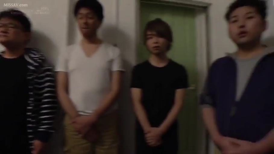 室内 · 站立 · 中景 · 休闲服