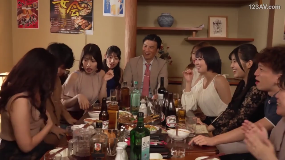 坐姿 · 酒瓶 · 遠景 · 便服 · 多人 · 笑容 · 居酒屋 · 聚会