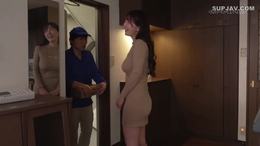 玄关 · 劇情 · 站立 · 中景 · 收快递 · 笑容 · 快递员制服 · 快递盒