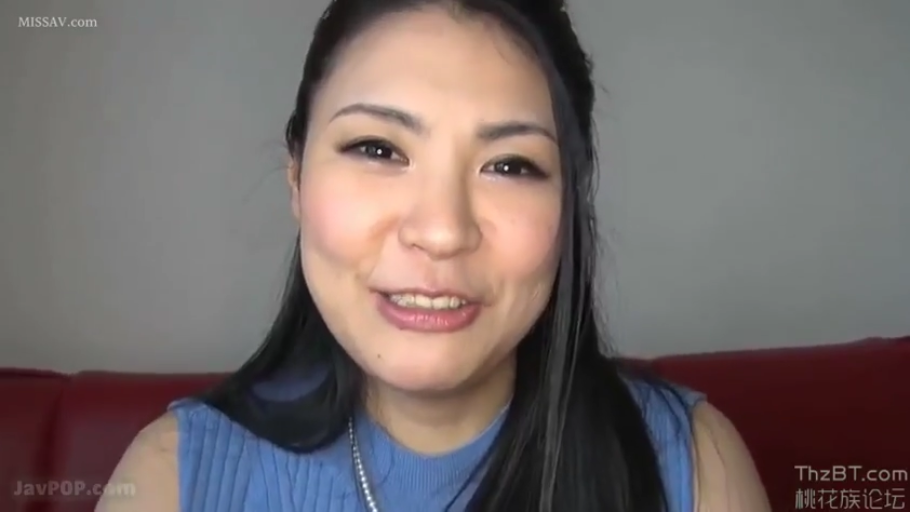 室内 · 坐姿 · 脸部特写 · 微笑 · 长发 · 红色沙发 · 说话 · 蓝色针织无袖衫