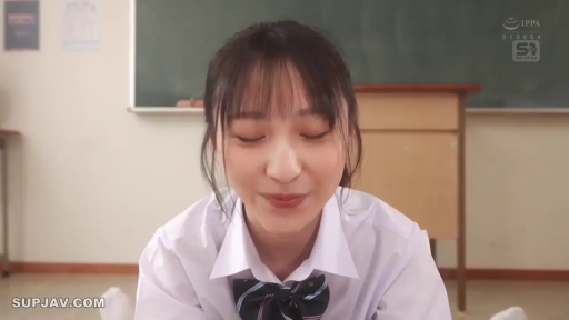 俯身 · 校服 · 教室 · 面部特写