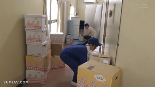 走廊 · 专注 · 鸭舌帽