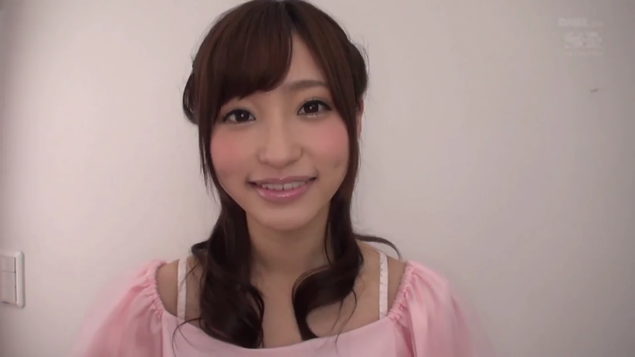 室内 · 顔のクローズアップ · 正坐 · ピンクの上着