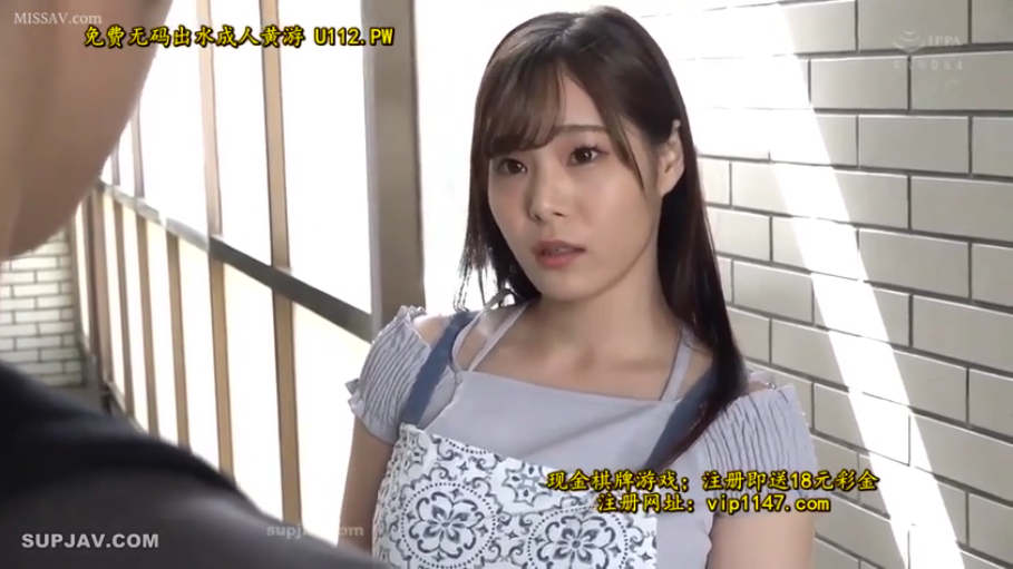 校服 · 教室 · 诱惑 · 黑板 · 正面 · 掀起上衣 · 胸部露出 · 下乳露出
