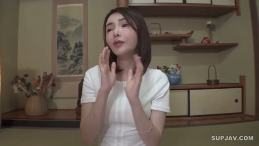 跪坐 · 委屈 · 半身特写 · 祈求 · 背景挂画 · 日式房间 · 白色短袖上衣 · 日本熟女