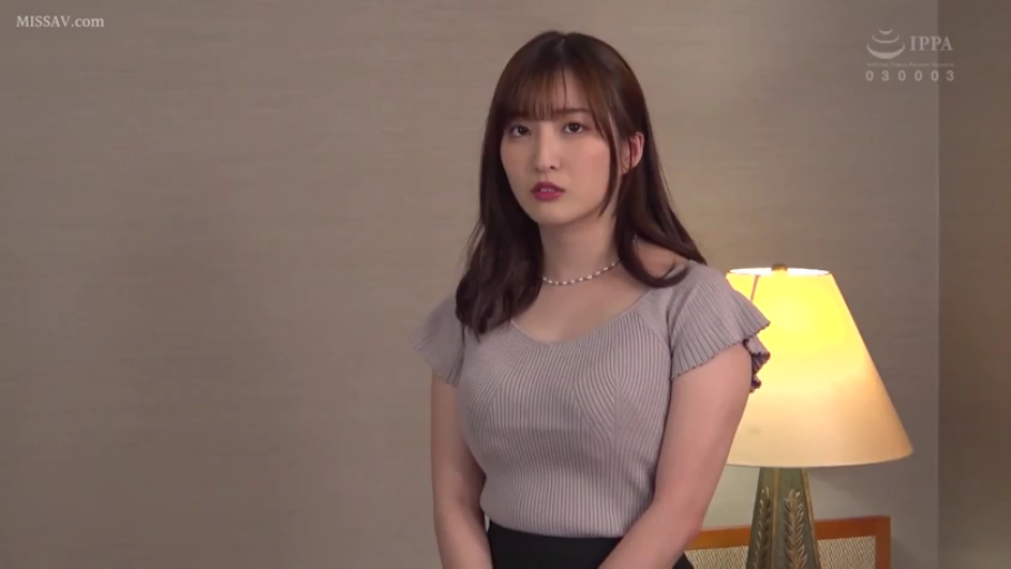 室内 · 冷淡 · 站立 · デスクライト · 半身 · 注视镜头 · 灰色针织短袖 · 职业感