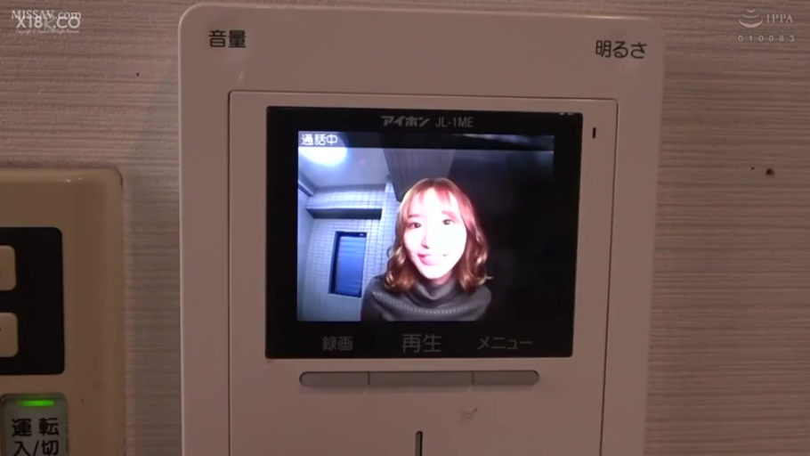 室内 · 坐姿 · 眼镜 · 注视 · 多人 · 近景 · 粉色内衣 · 揉胸