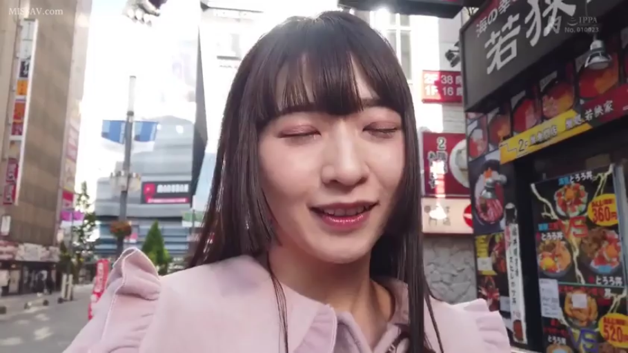 顔部のクローズアップ · 站立 · 微笑 · 对视 · 街道 · 粉色荷叶边上衣