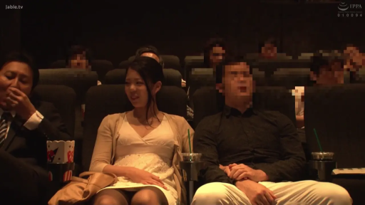 Sitting Posture · Medium shot · 平静 · white dress · 电影院 · Watching movies · 爆米花 · 偷摸