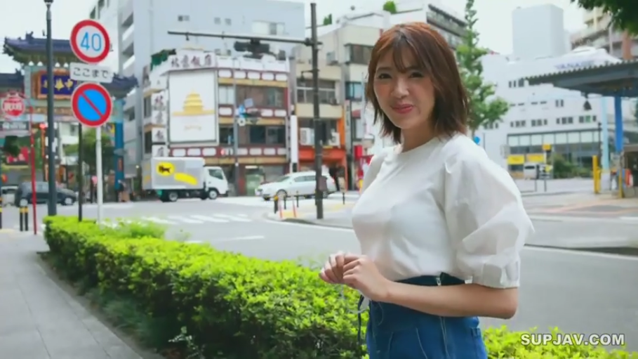 白色短袖 · 站姿 · 半身 · 户外街道