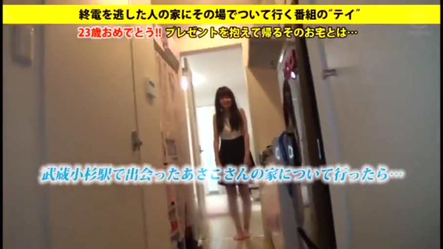 室内 · 严肃 · 眼镜 · 中景 · 站姿 · 双人 · 俯视 · 校服与职业装