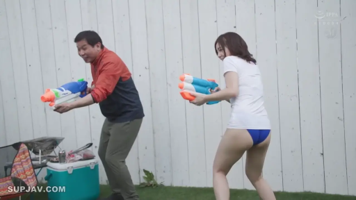 全身 · 泳裤 · 户外 · 双人 · 开心 · 嬉戏 · 水枪 · 站立持枪