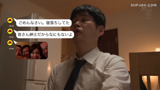 室内 · 坐姿 · 白衬衫 · 呆滞 · 观看 · 手机界面 · 日本